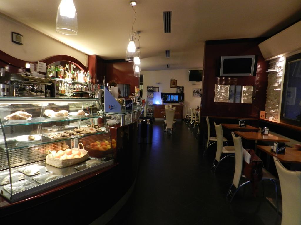Locanda Trattoria Caffe Cavour تْشيتاديلاّ المظهر الخارجي الصورة