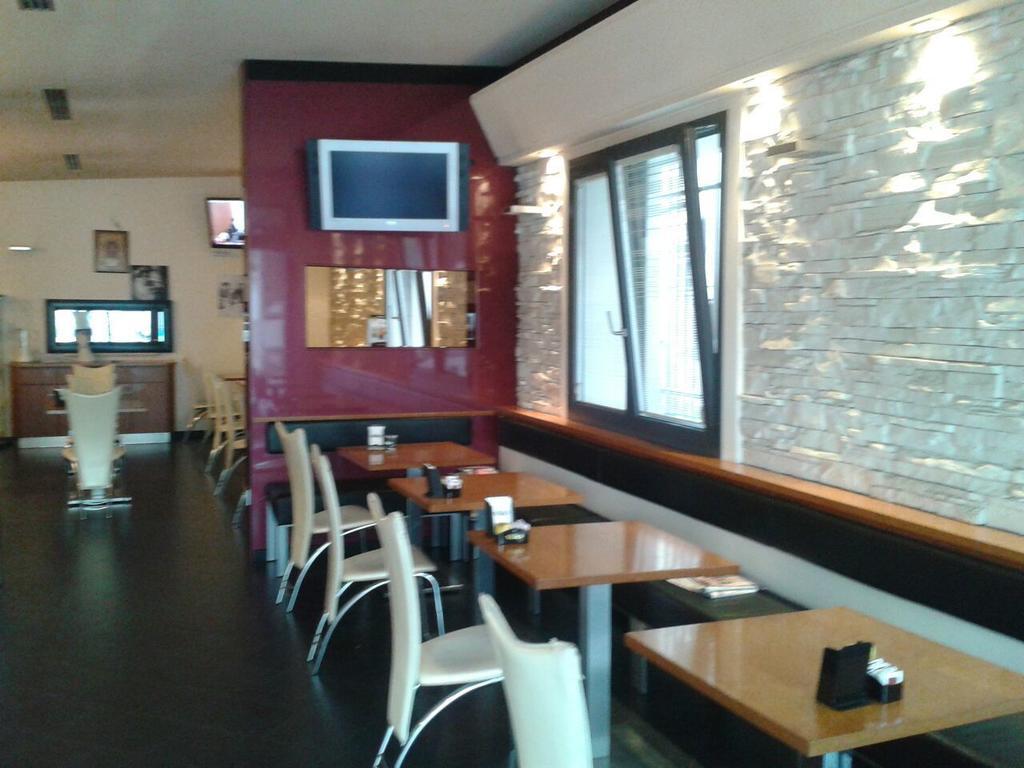 Locanda Trattoria Caffe Cavour تْشيتاديلاّ المظهر الخارجي الصورة